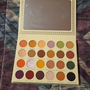 🌼 Ace Beauté – Floral Vintage Eyeshadow Palette 🌼